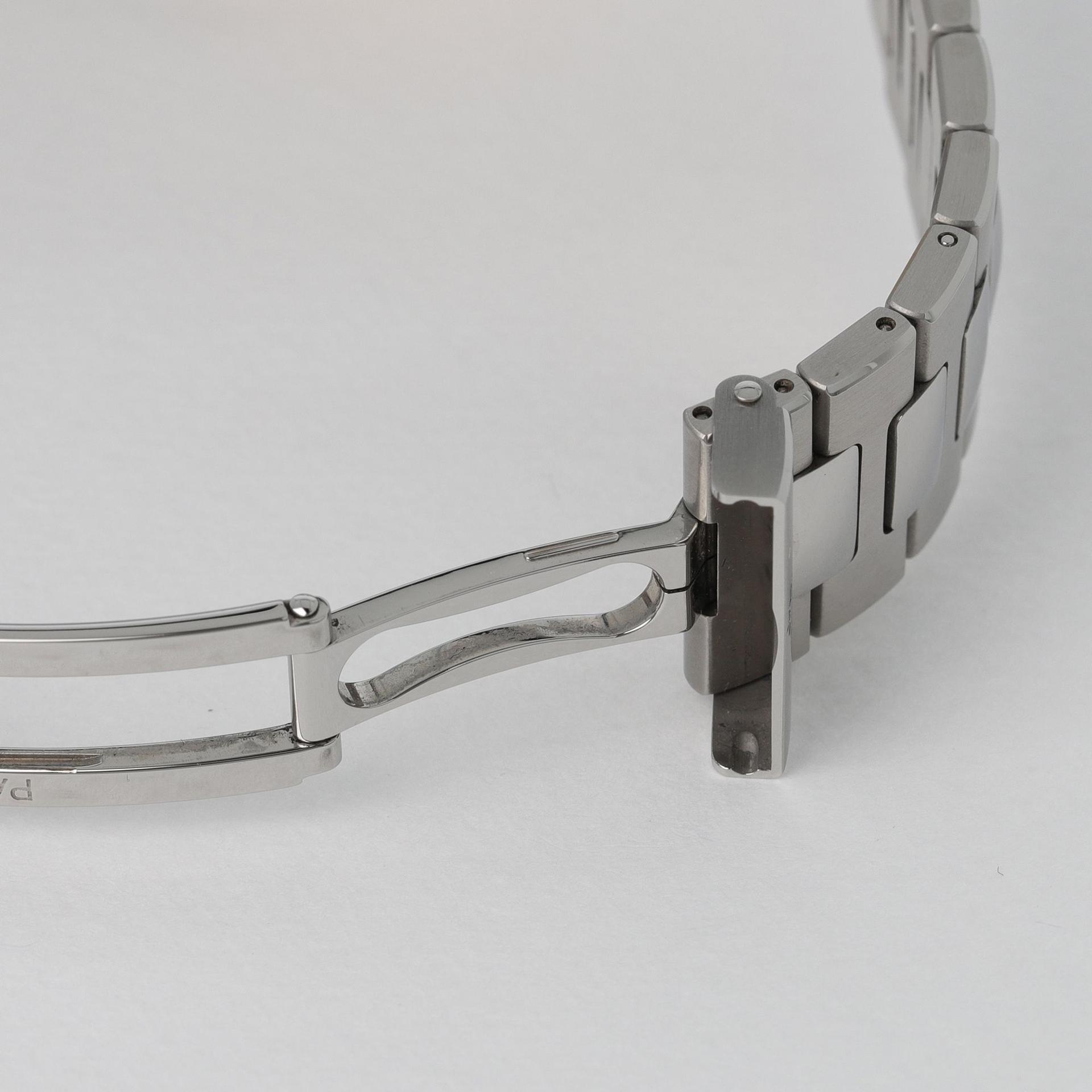 Nautilus White Dial "Tiffany & Co." condition photo